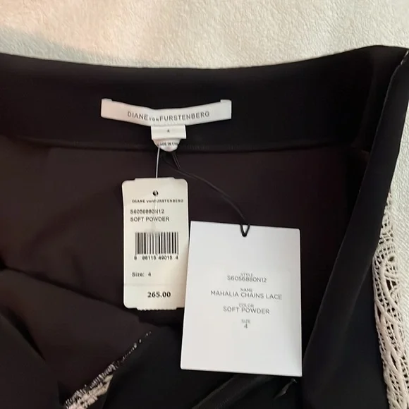 Diane von Furstenberg skirt with lace pattern detail. Size 4. - Picture 4 of 5